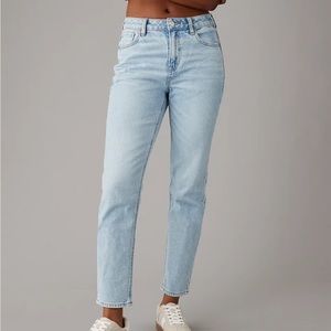 American Eagle strigid mom jean.  
High-waisted, tapered & ankle-skimming.